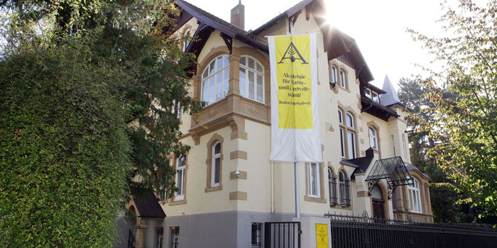 Das Gebäude der Umweltakademie in der Dillmannstraße von außen. (Foto: © Wolfgang List)