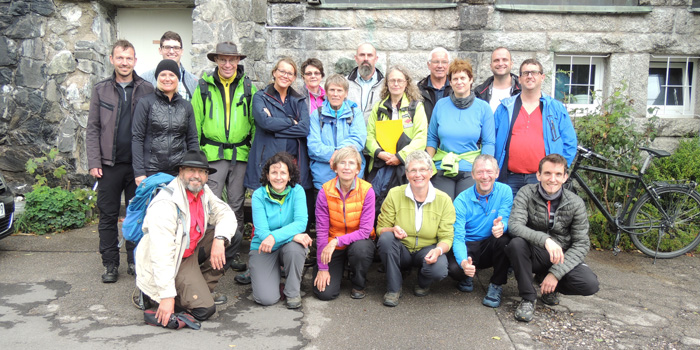 Die frischgebackenen Natur- und Landschaftsführerinnen und -führer freuen sich über ihr Zertifikat