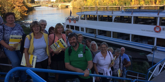 Neckarguide Rainer Wegscheider-Gruber mit Mitgliedern eines Freizeitclubs beim „Schwimmenden Seminar“ auf dem Neckar