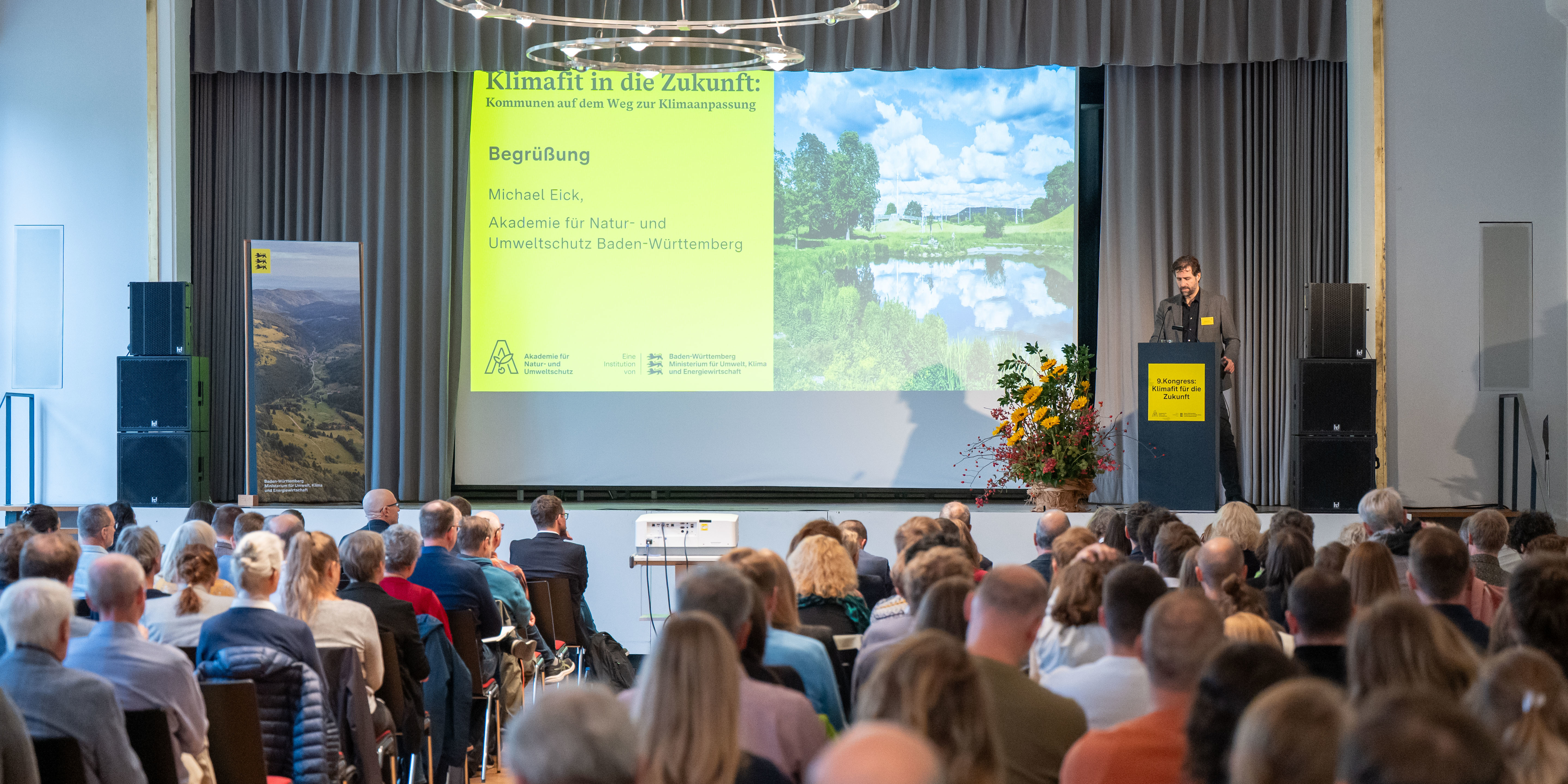 MIchael Eick am Podium zur Begrüßung beim Kongress Klimafitte Kommune